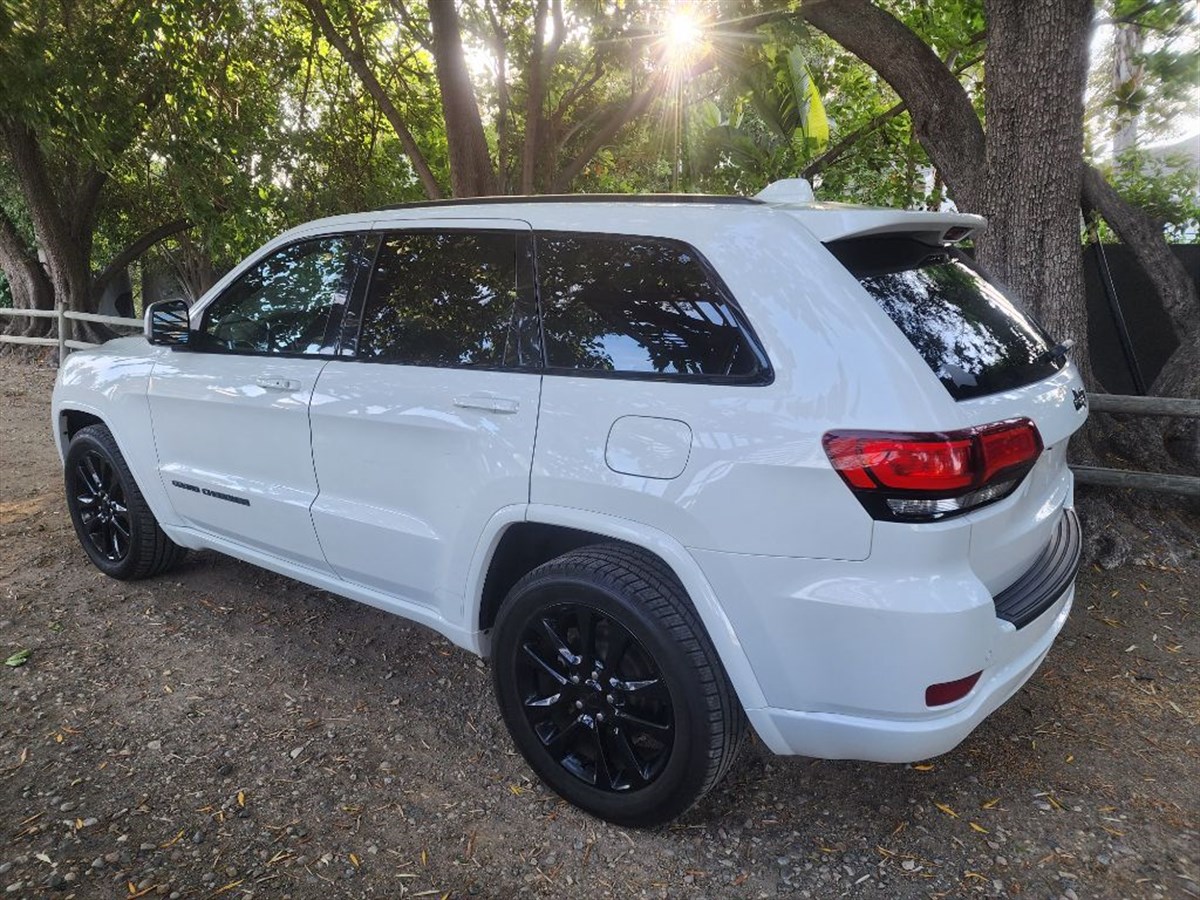 2019 Jeep Grand Cherokee Altitude photo 2