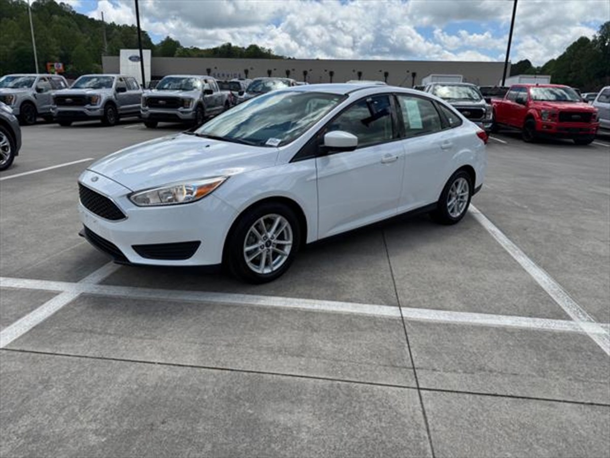 2018 Ford Focus SE photo 2
