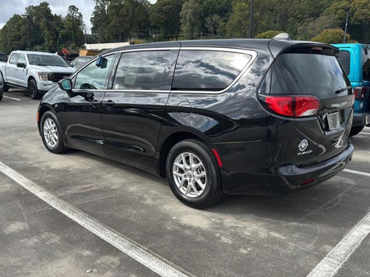 2022 Chrysler Voyager LX photo 3