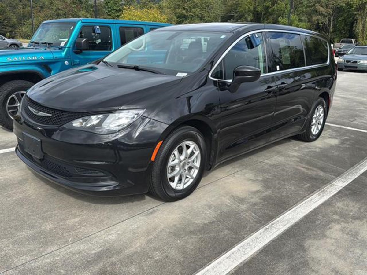 2022 Chrysler Voyager LX photo 2