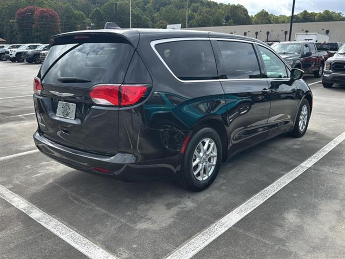 2022 Chrysler Voyager LX photo 4