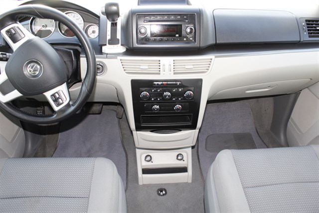 Volkswagen Routan photo 6