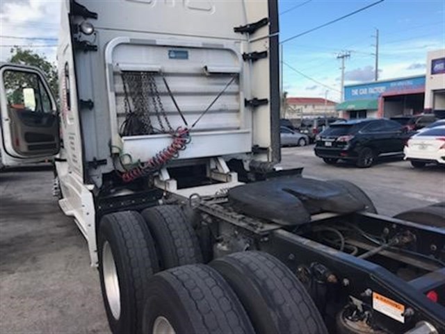 Freightliner Cascadia photo 4
