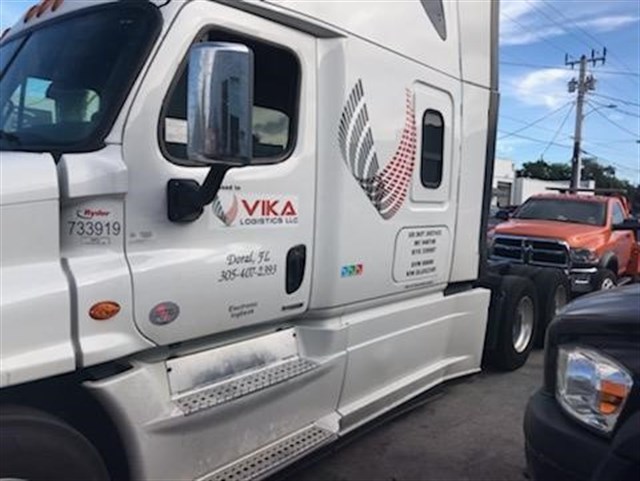 Freightliner Cascadia photo 2