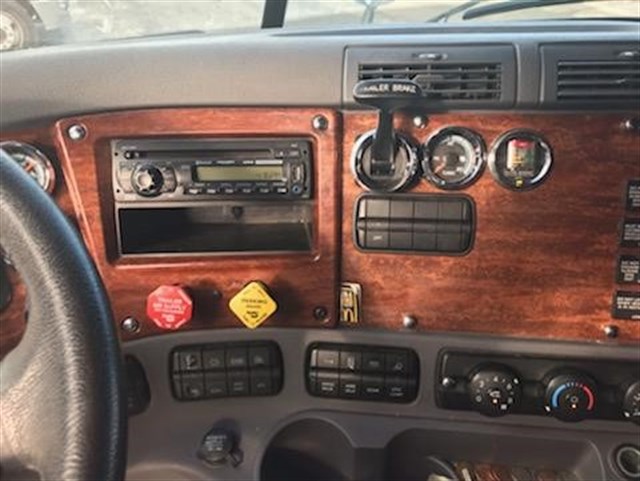Freightliner Cascadia photo 11