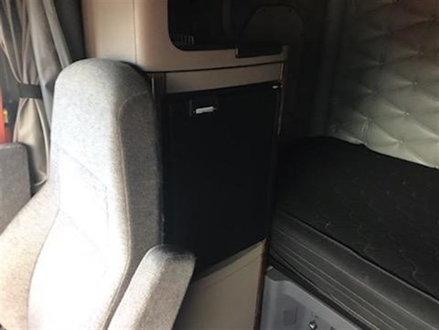 Freightliner Cascadia photo 14