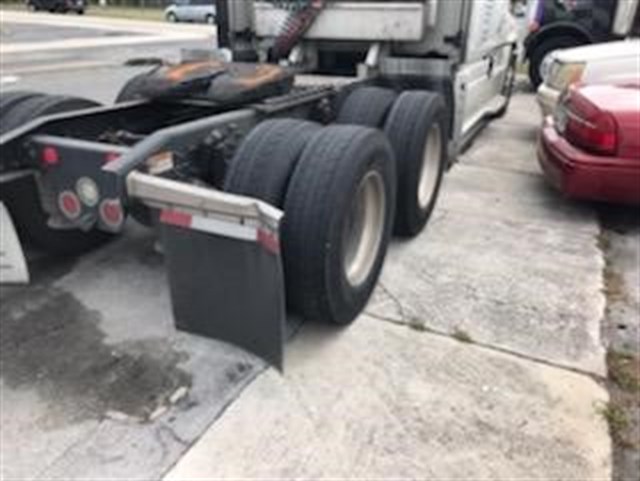 Freightliner Cascadia photo 15