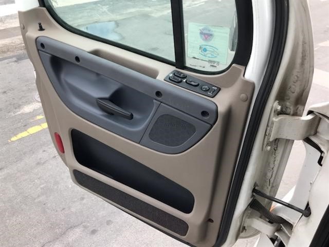 Freightliner Cascadia photo 10