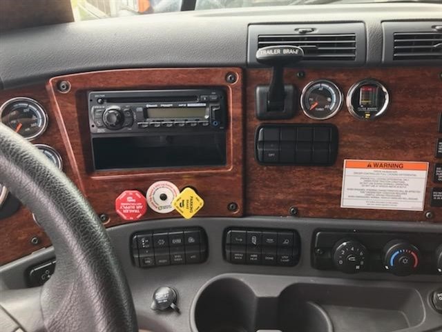 Freightliner Cascadia photo 11