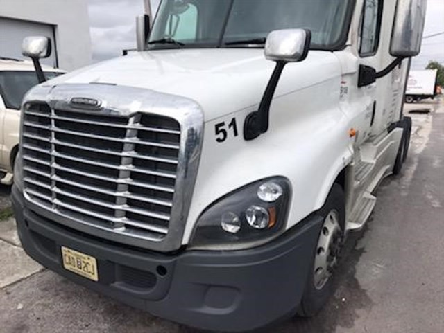 Freightliner Cascadia photo 2