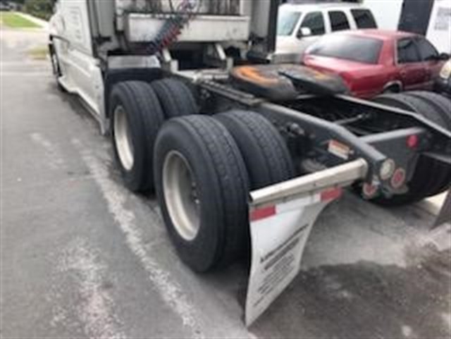 Freightliner Cascadia photo 14
