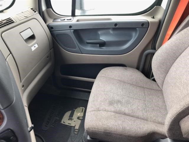 Freightliner Cascadia photo 9