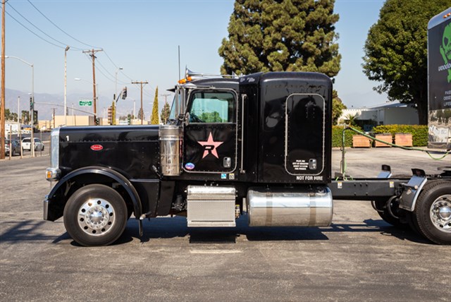 Peterbilt 389 photo 2