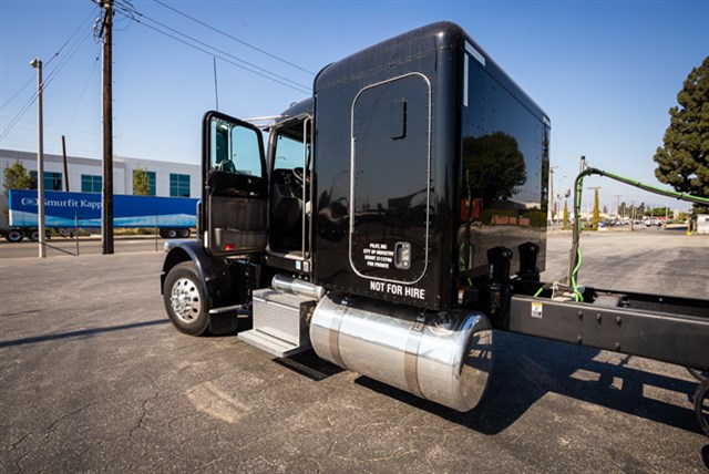 Peterbilt 389 photo 3