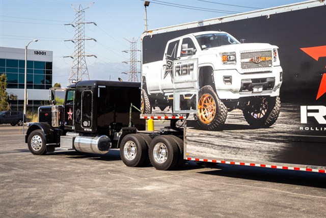 Peterbilt 389 photo 15
