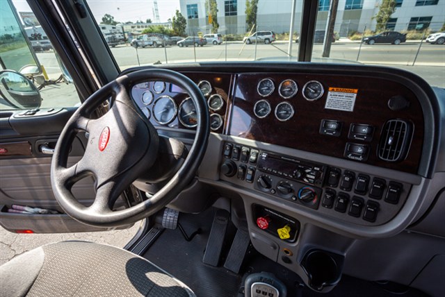 Peterbilt 389 photo 22