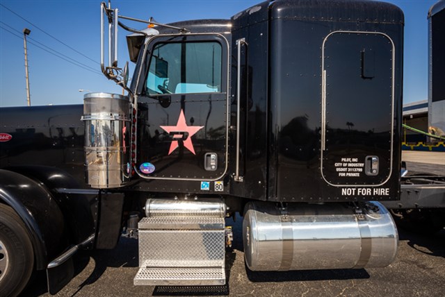 Peterbilt 389 photo 4
