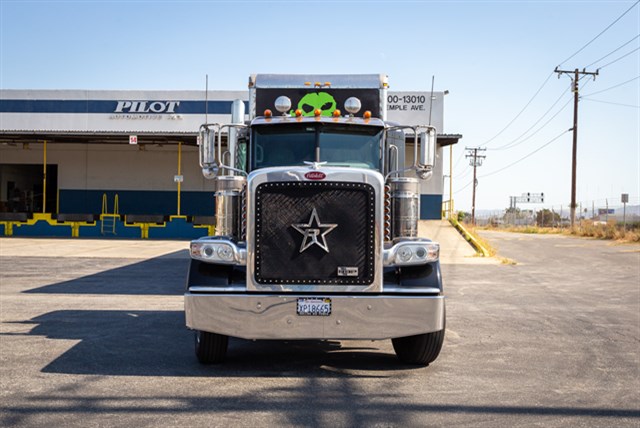 Peterbilt 389 photo 5