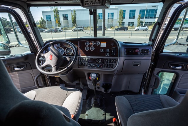 Peterbilt 389 photo 21