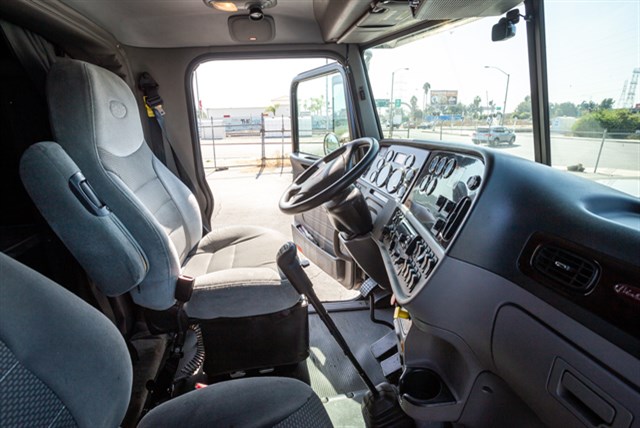 Peterbilt 389 photo 19