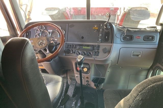 Peterbilt 388 photo 12
