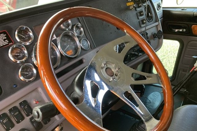 Peterbilt 388 photo 13