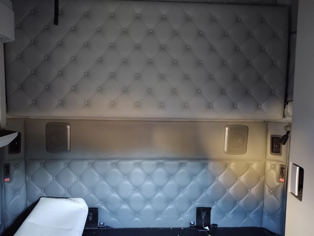 Kenworth T680 photo 9