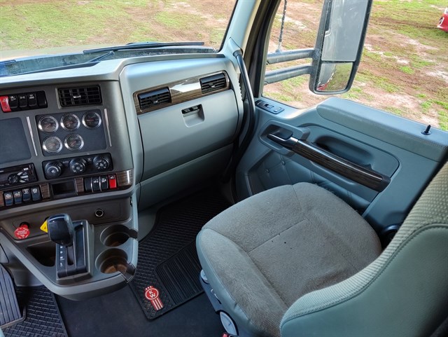Kenworth T680 photo 8