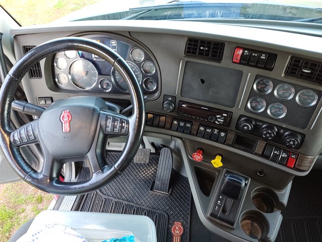 Kenworth T680 photo 14