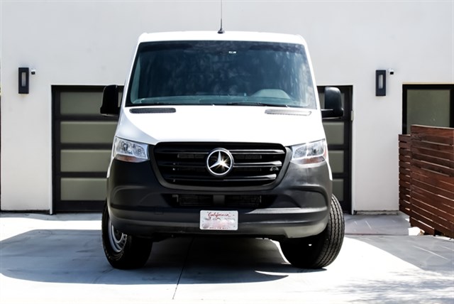Mercedes-Benz Sprinter photo 3