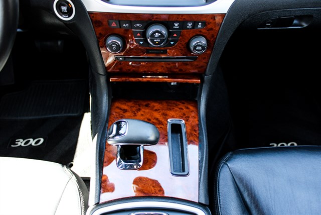 Chrysler 300 photo 8