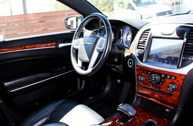 Chrysler 300 photo 9