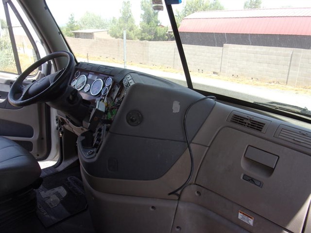 Freightliner Cascadia photo 9