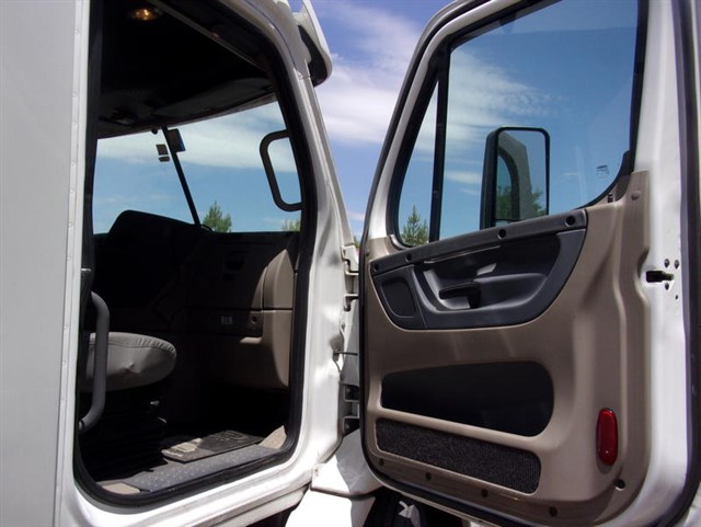Freightliner Cascadia photo 7