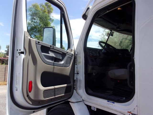 Freightliner Cascadia photo 10