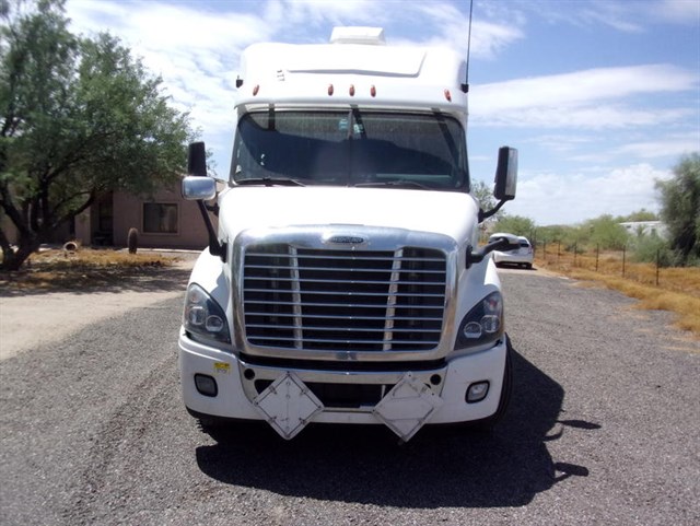 Freightliner Cascadia photo 6