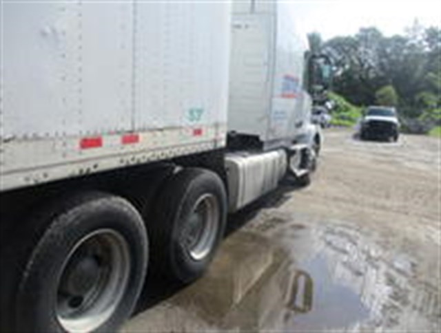Volvo VNM photo 4
