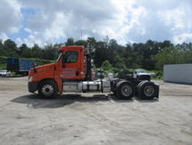 Freightliner Cascadia photo 2