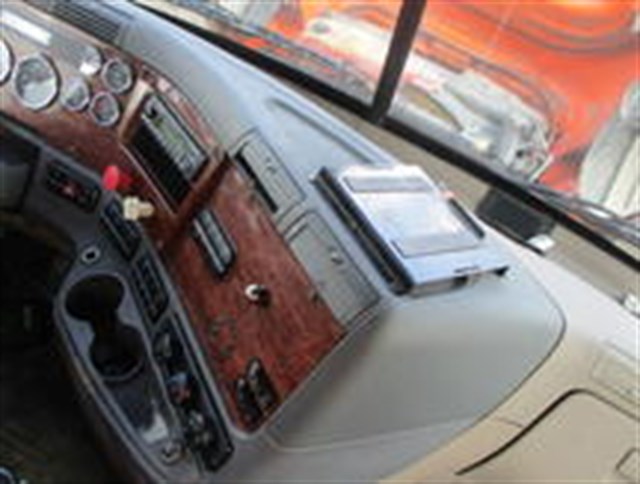 Freightliner Cascadia photo 8