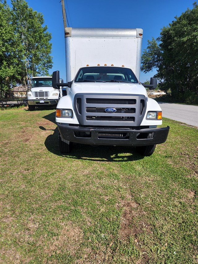 Ford F-750 photo 2