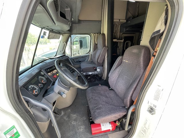Freightliner Cascadia photo 5