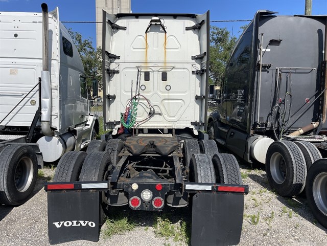 Freightliner Cascadia photo 4