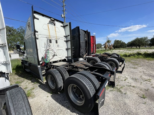 Freightliner Cascadia photo 3