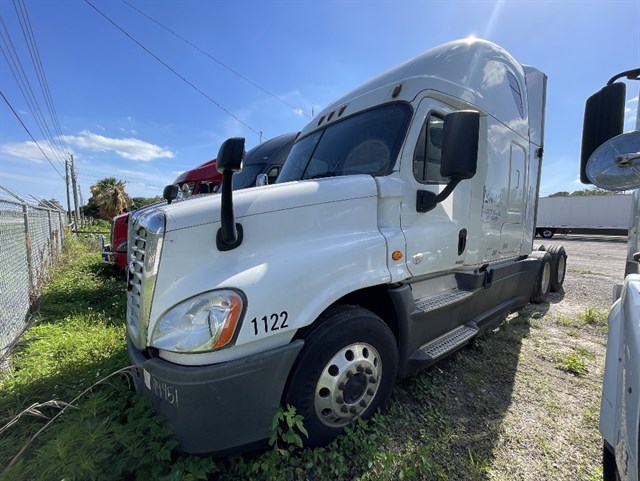 Freightliner Cascadia photo 2