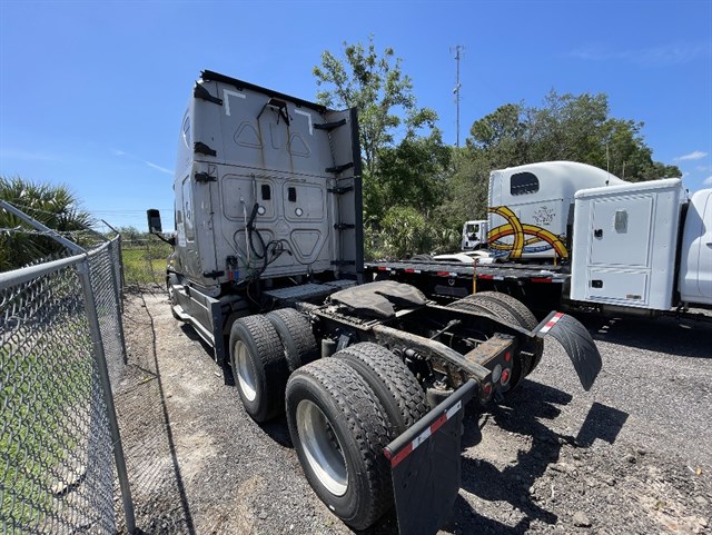 Freightliner Cascadia photo 2