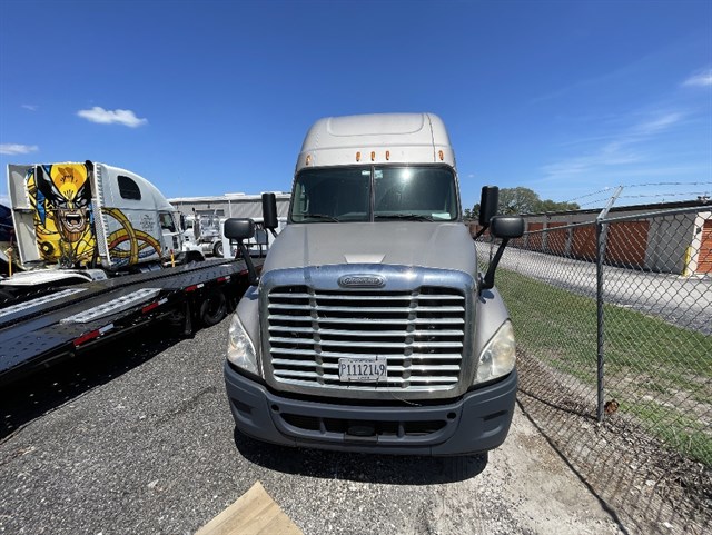 Freightliner Cascadia photo 5