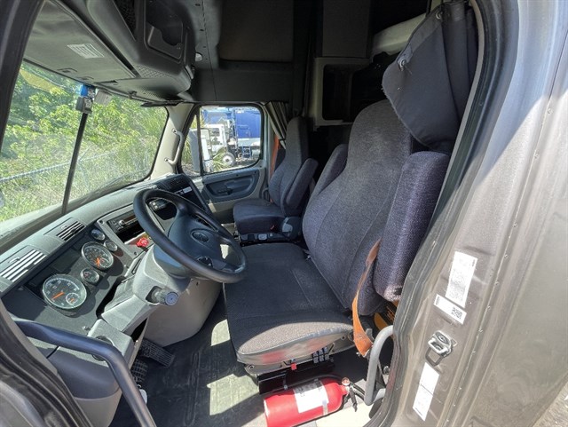 Freightliner Cascadia photo 6