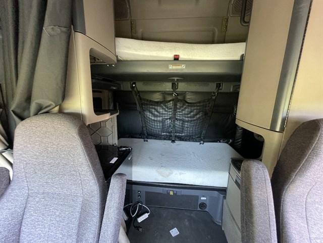 Freightliner Cascadia photo 7