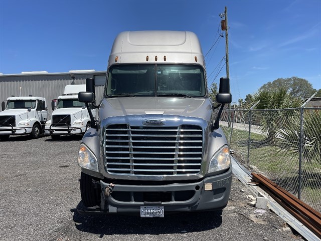 Freightliner Cascadia photo 5