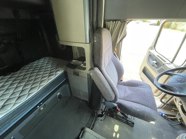 Freightliner Cascadia photo 7